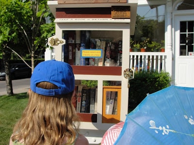 girls with library box